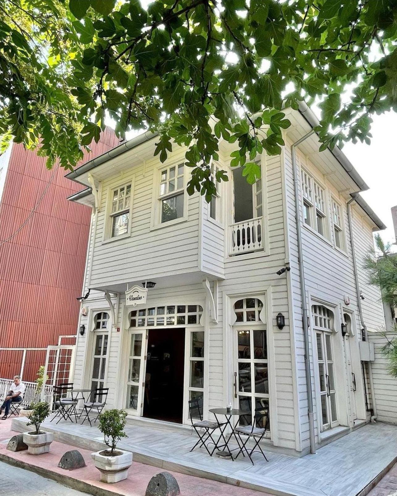 Stylish City Getaway-Explore the Urban Delights