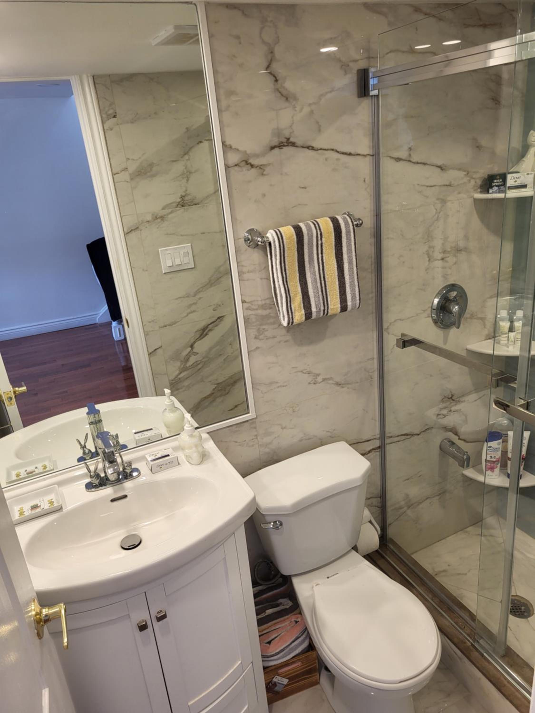 Downtown Toronto House Central 2BED 2BATH Subway Free Parking