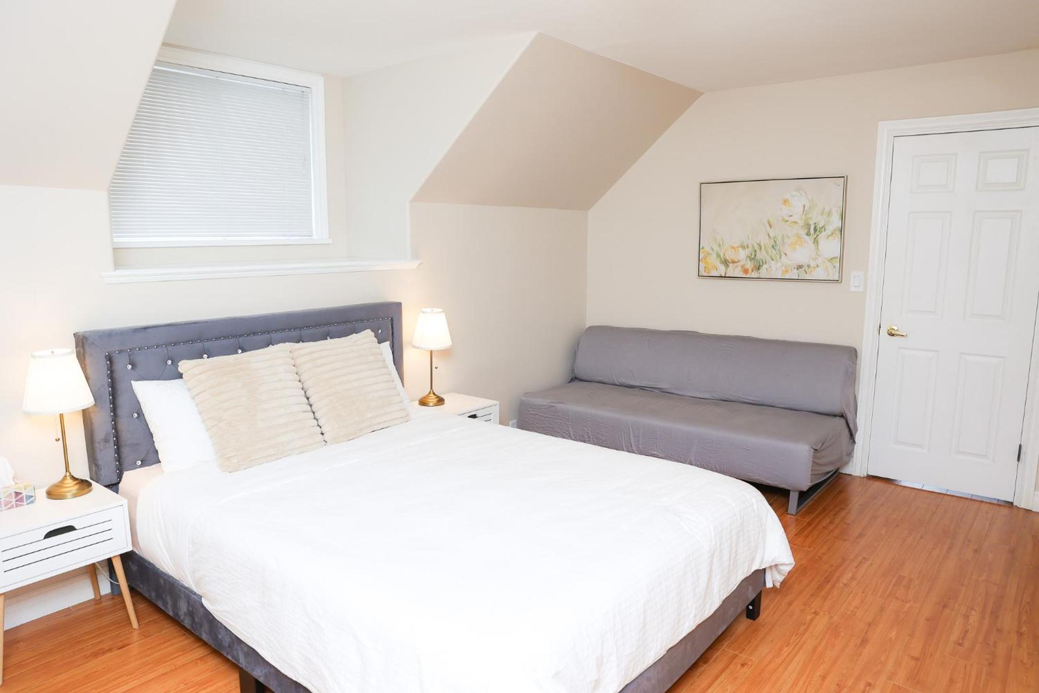 Spacious Two Bedrooms with Two Bathrooms Central Richmond 15min to YVR Airport