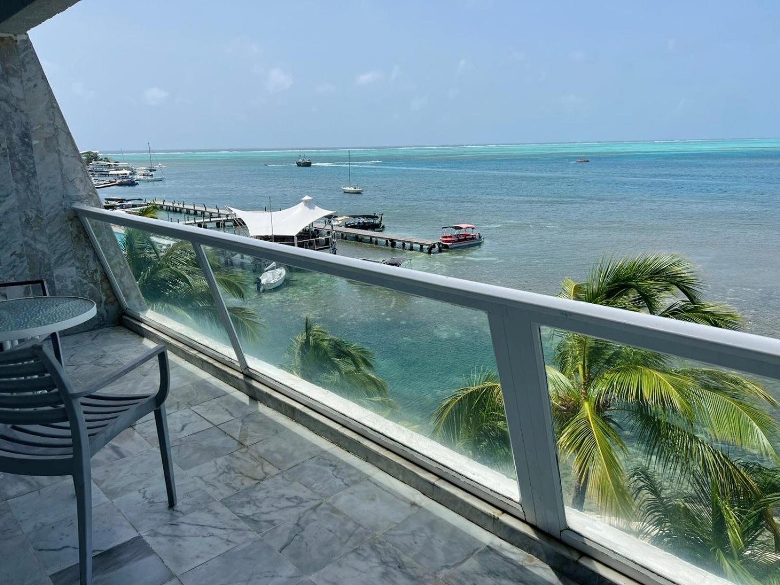 Apartamentos con playa privada y vista al mar