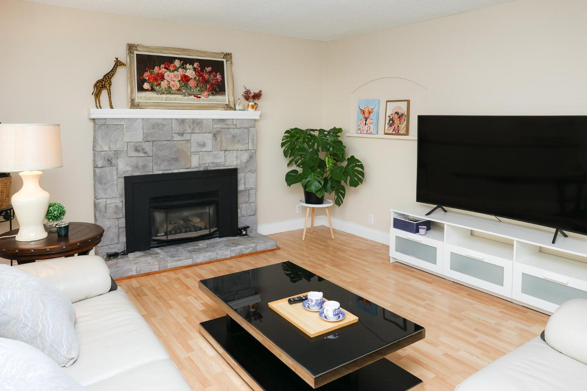 Spacious Two Bedrooms with Two Bathrooms Central Richmond 15min to YVR Airport