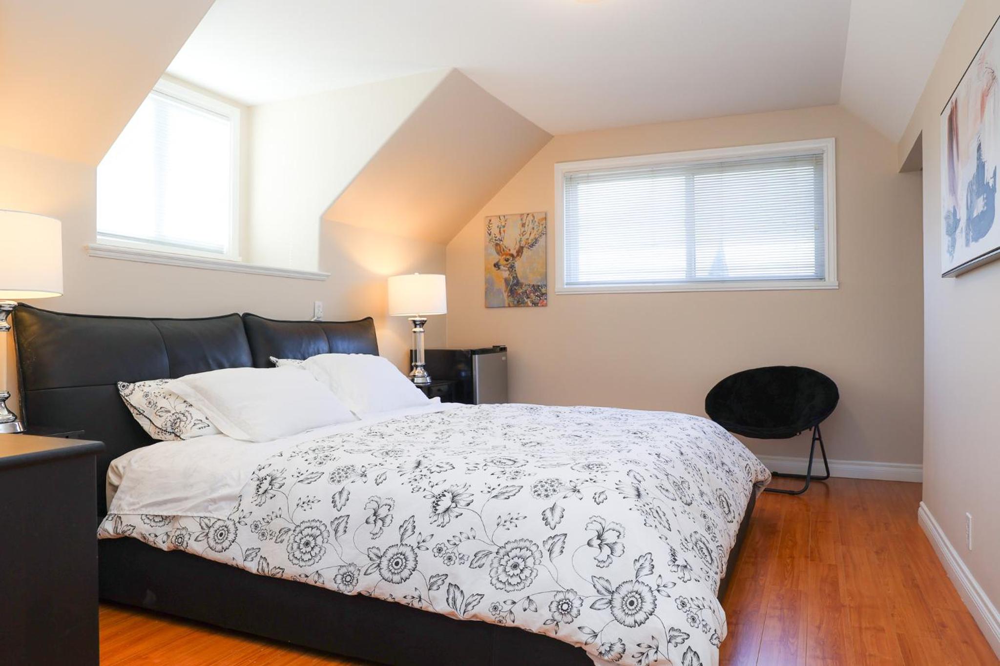 Spacious Two Bedrooms with Two Bathrooms Central Richmond 15min to YVR Airport
