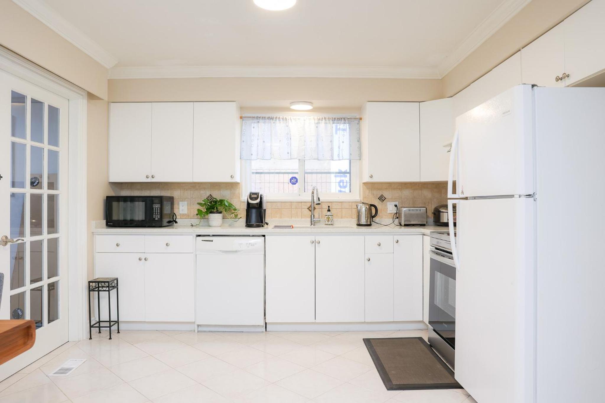 Spacious Two Bedrooms with Two Bathrooms Central Richmond 15min to YVR Airport