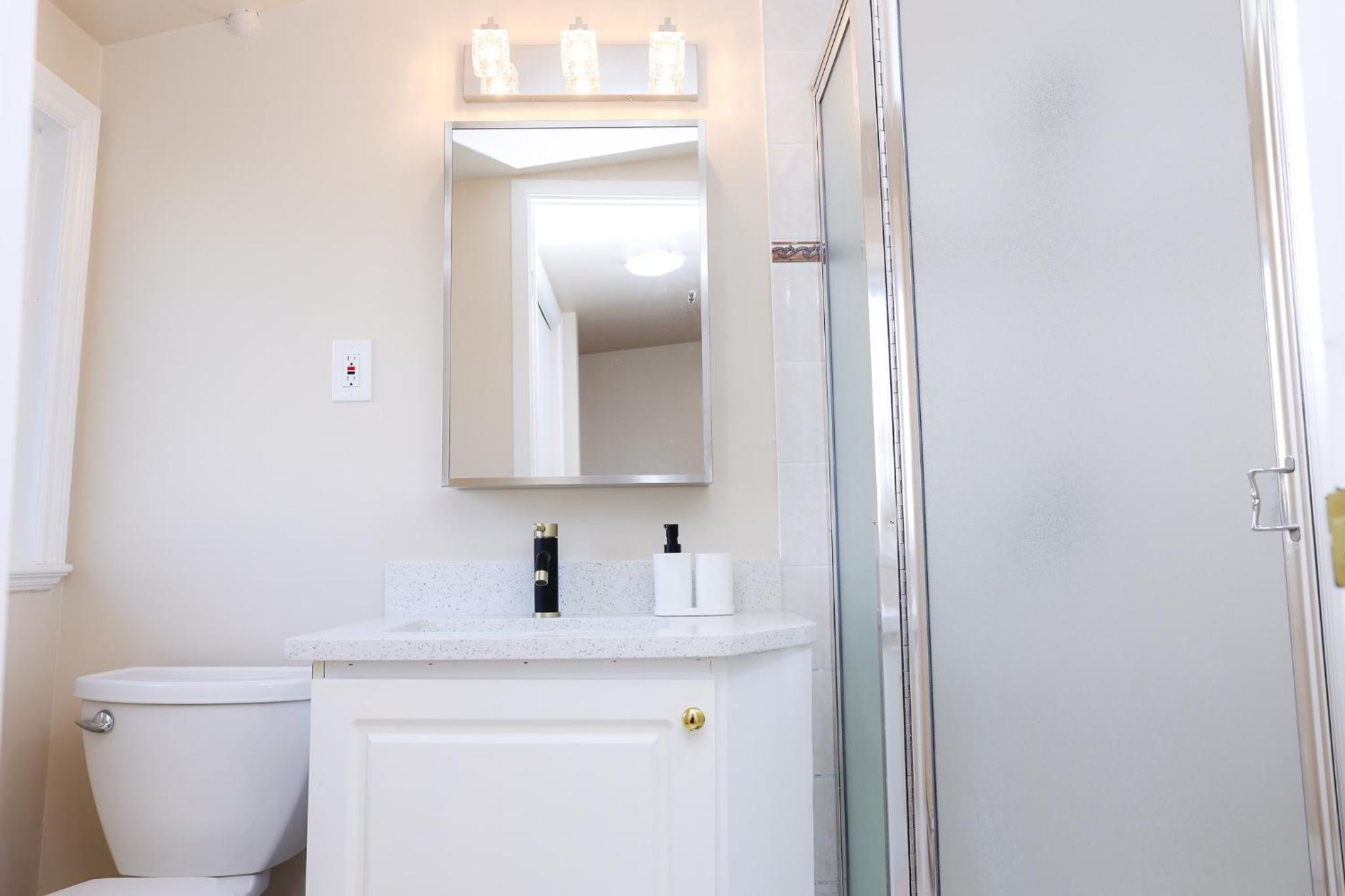 Spacious Two Bedrooms with Two Bathrooms Central Richmond 15min to YVR Airport
