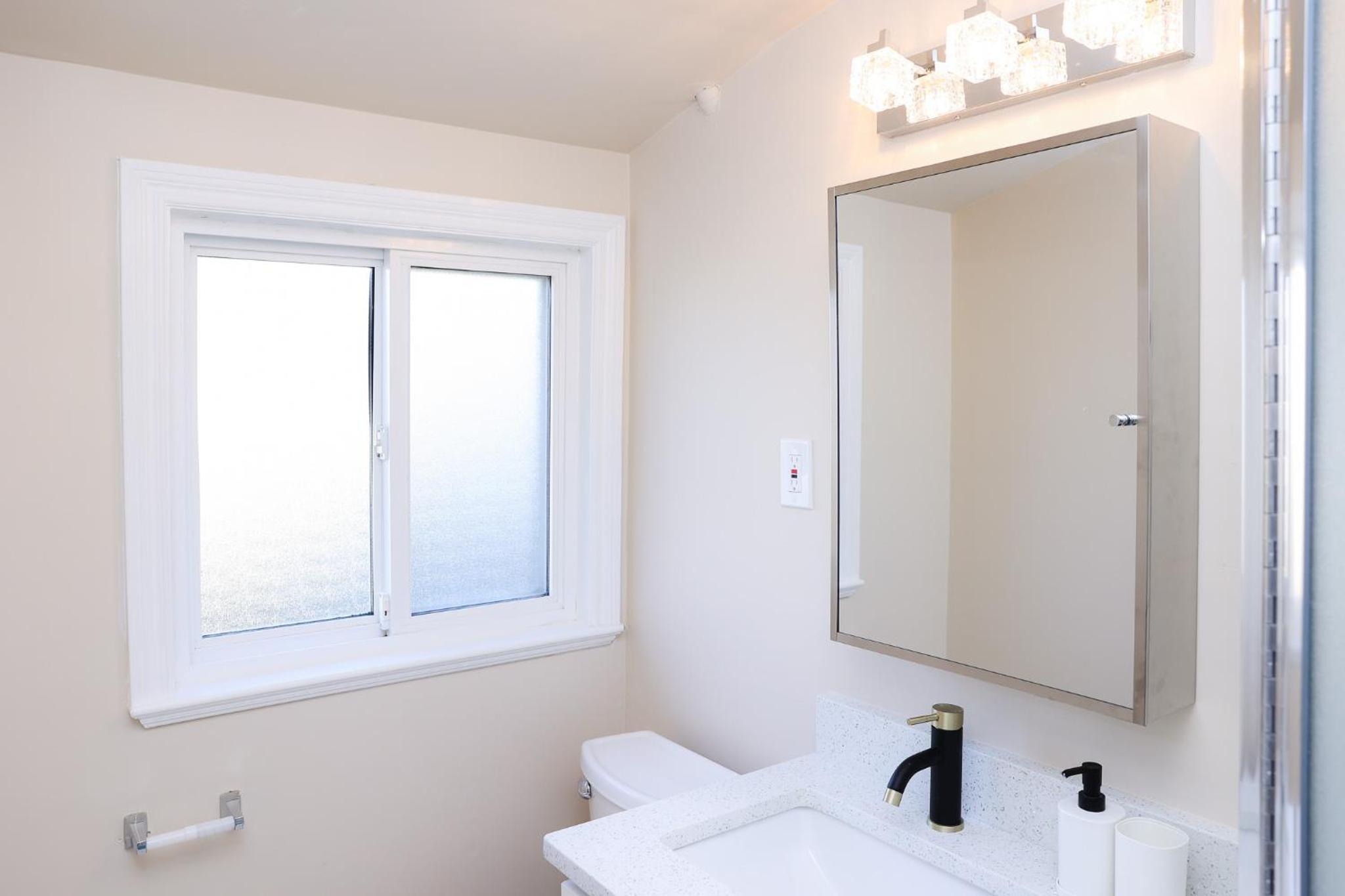 Spacious Two Bedrooms with Two Bathrooms Central Richmond 15min to YVR Airport