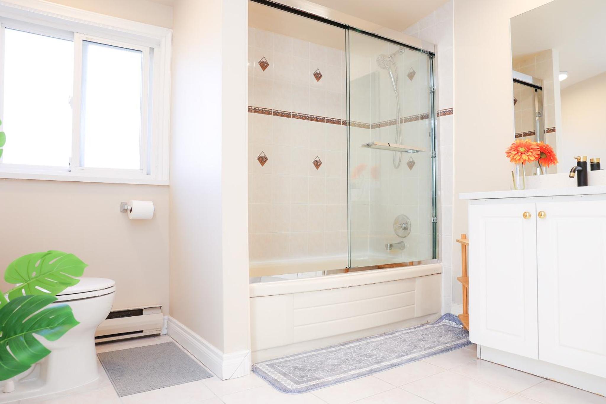 Spacious Two Bedrooms with Two Bathrooms Central Richmond 15min to YVR Airport