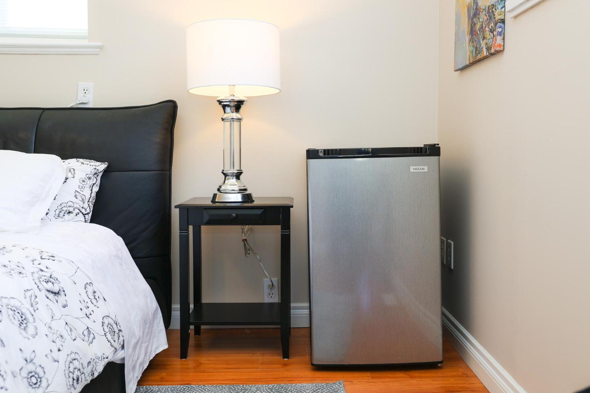 Spacious Two Bedrooms with Two Bathrooms Central Richmond 15min to YVR Airport