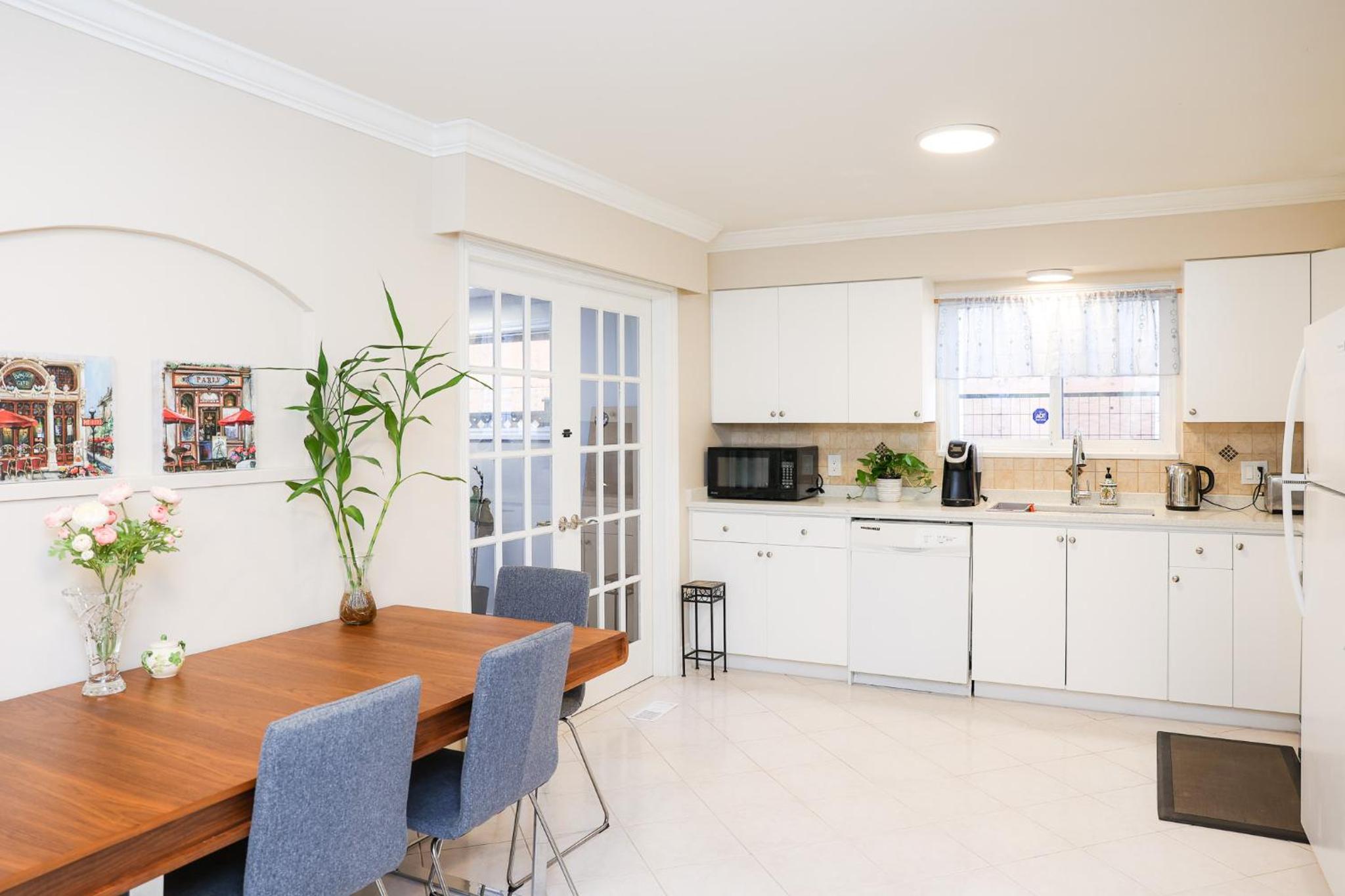 Spacious Two Bedrooms with Two Bathrooms Central Richmond 15min to YVR Airport