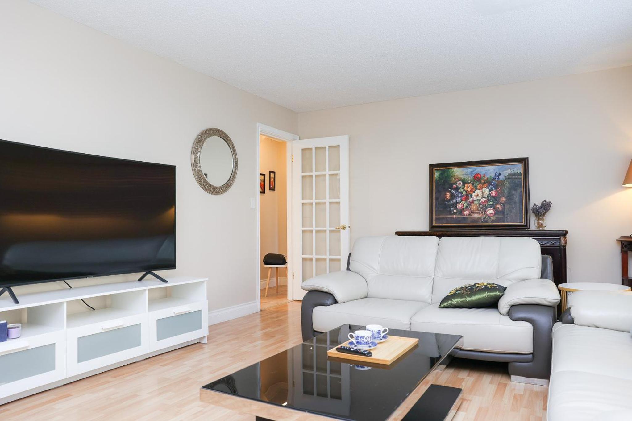 Spacious Two Bedrooms with Two Bathrooms Central Richmond 15min to YVR Airport