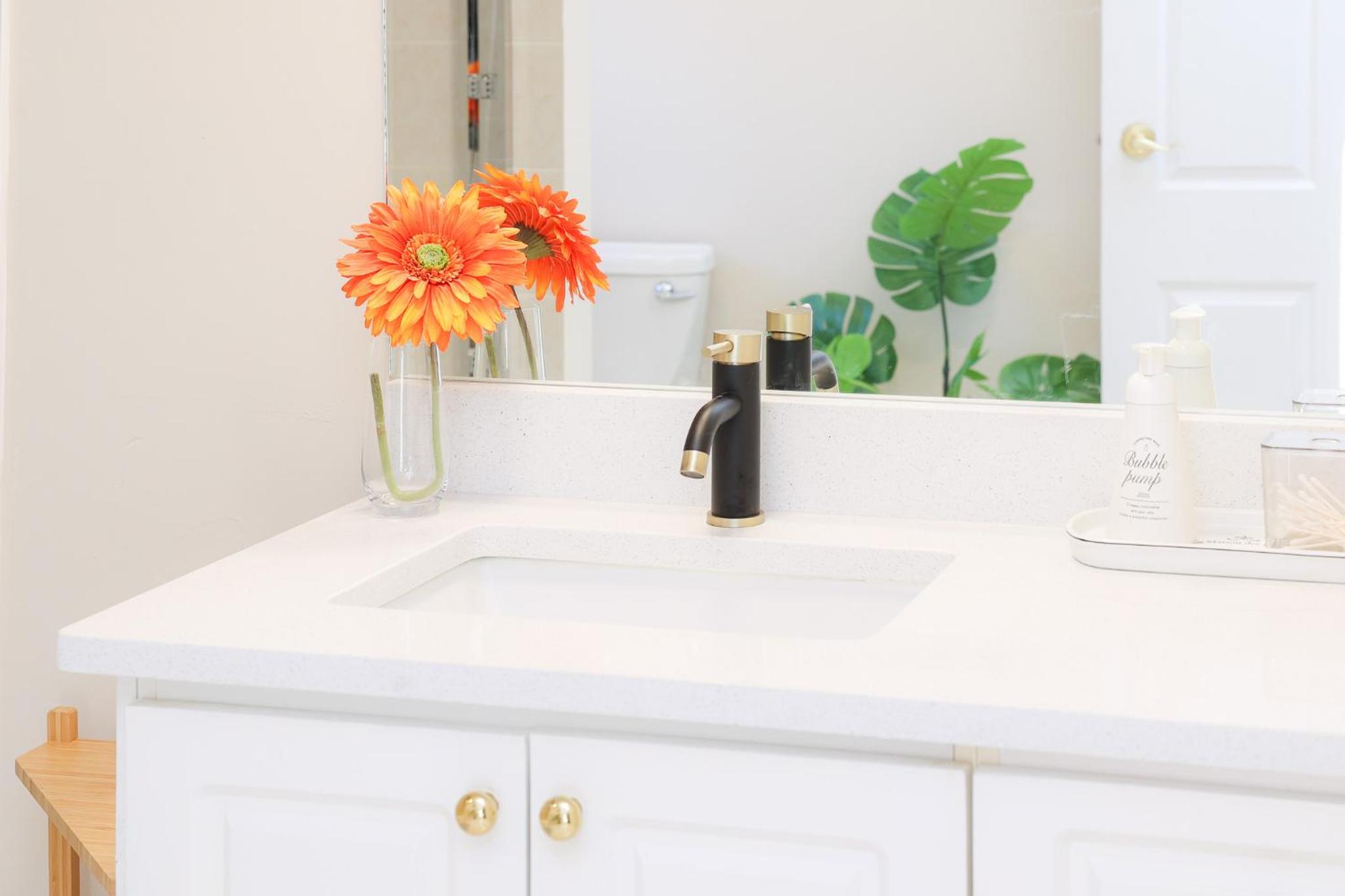 Spacious Two Bedrooms with Two Bathrooms Central Richmond 15min to YVR Airport