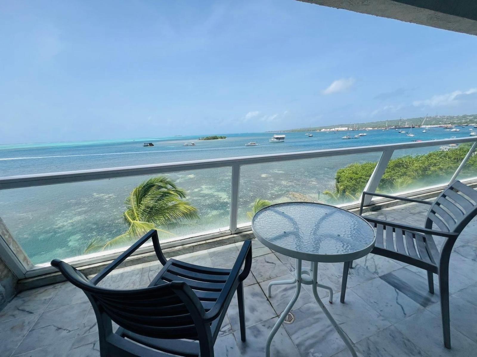 Apartamentos con playa privada y vista al mar