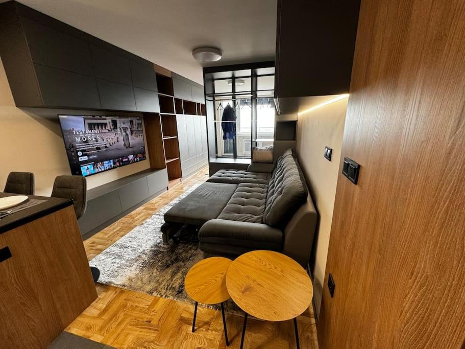 Family and Business apartment with free street parking