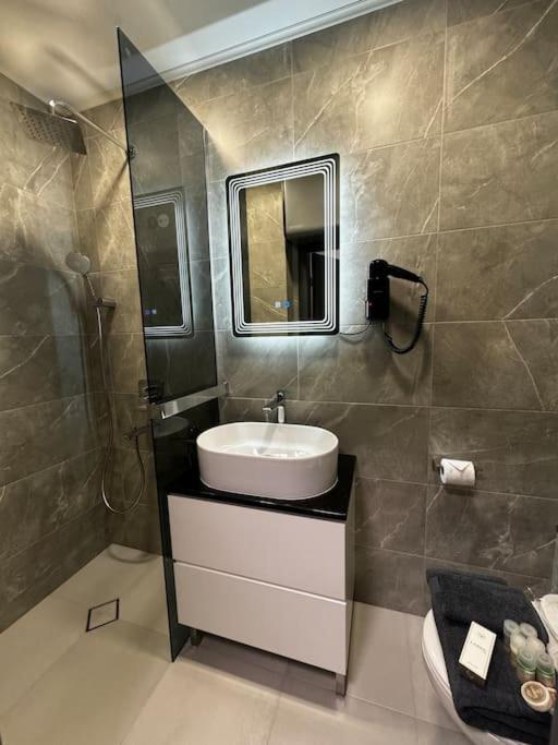 Family and Business apartment with free street parking