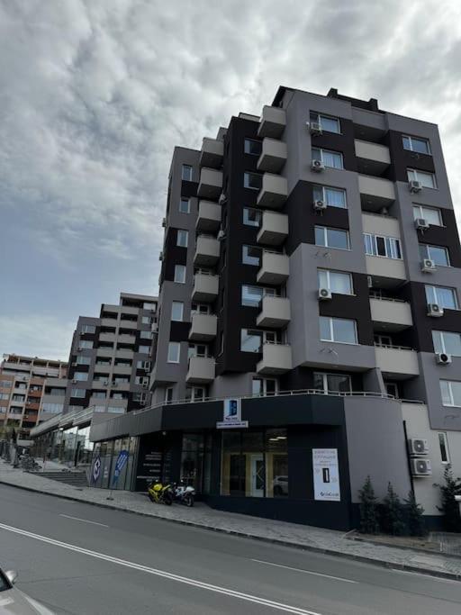 Family and Business apartment with free street parking