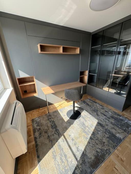 Family and Business apartment with free street parking