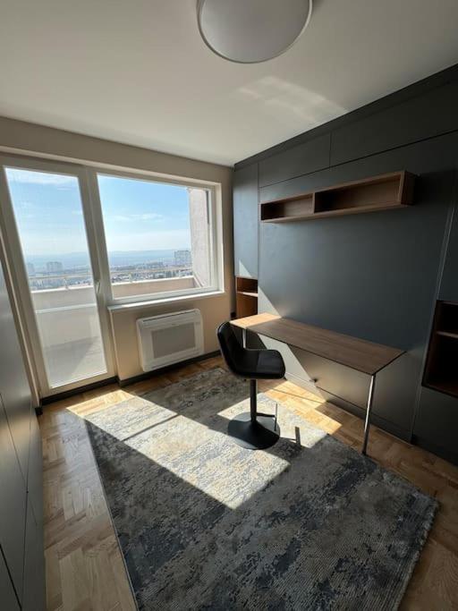 Family and Business apartment with free street parking