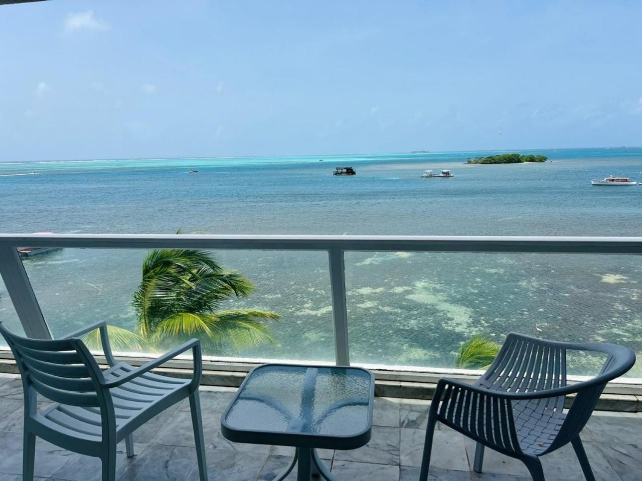 Apartamentos con playa privada y vista al mar