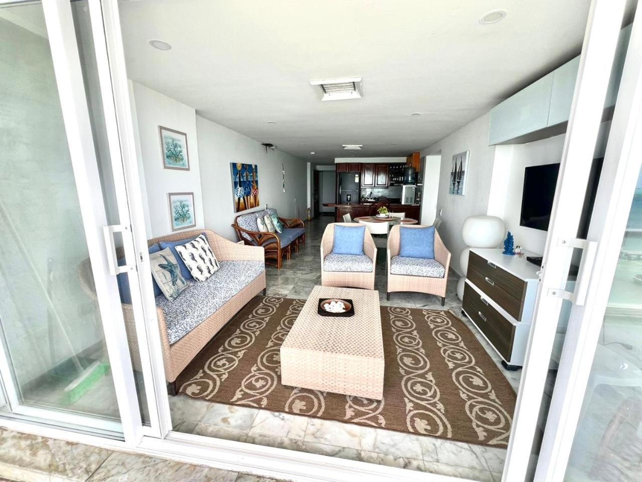 Apartamentos con playa privada y vista al mar