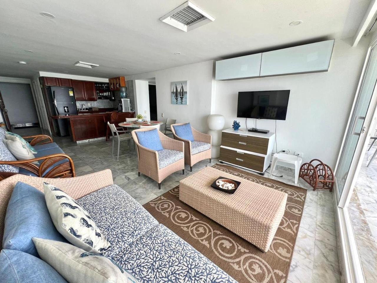 Apartamentos con playa privada y vista al mar