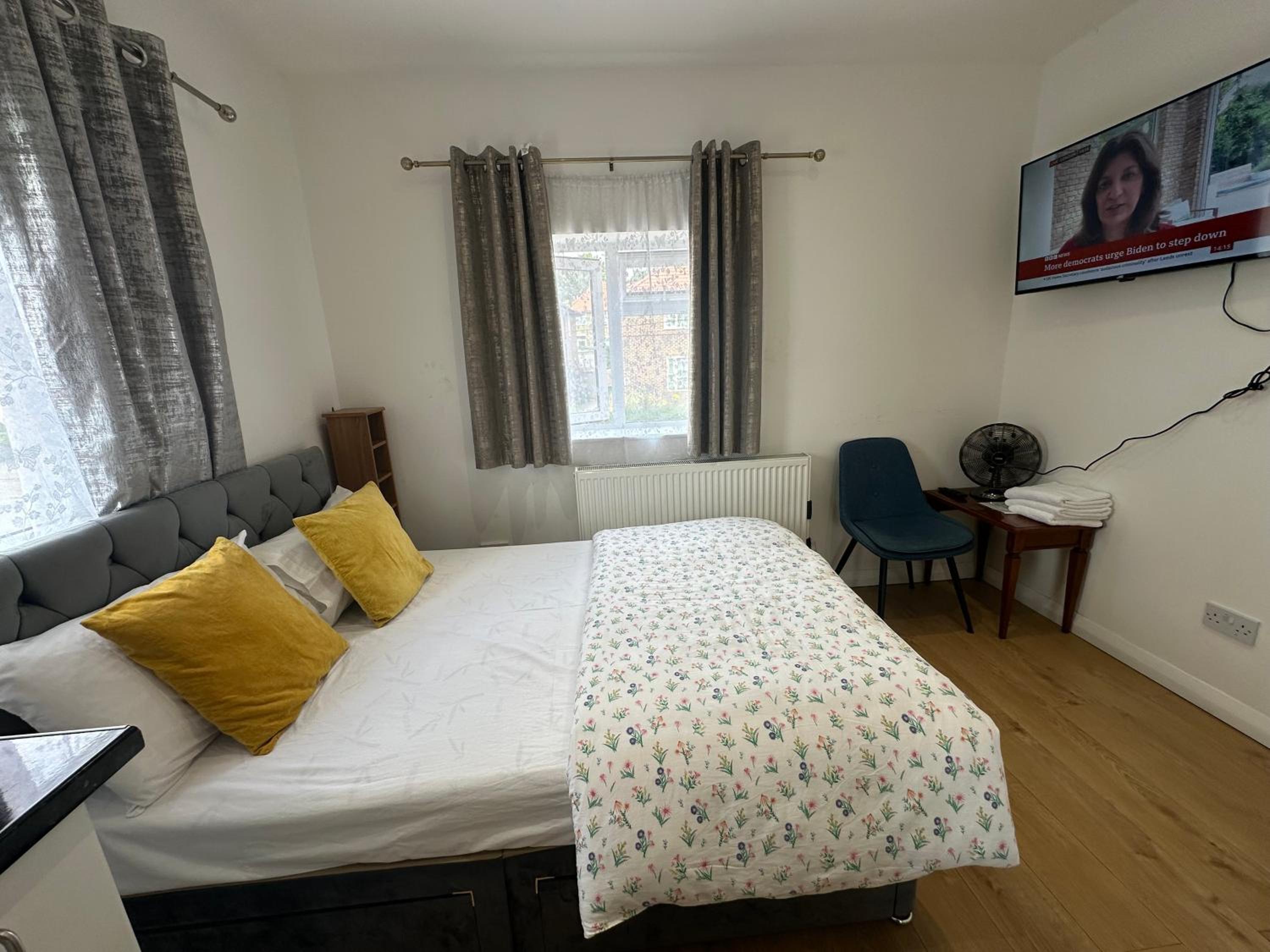 Luxury Private 2nd Studio Flat With Great Views in Keedonwood Road With Fully Own Bathroom Newly Added And Private Kitchenette view 4