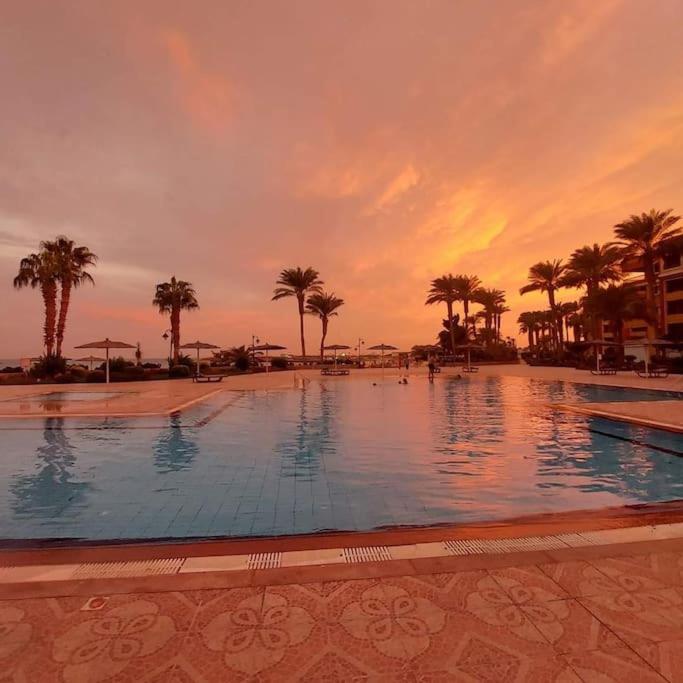 Esplanada flat with free beach, no single men
