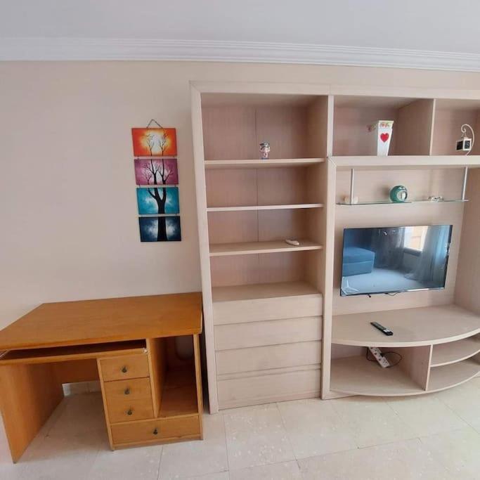 Esplanada flat with free beach, no single men