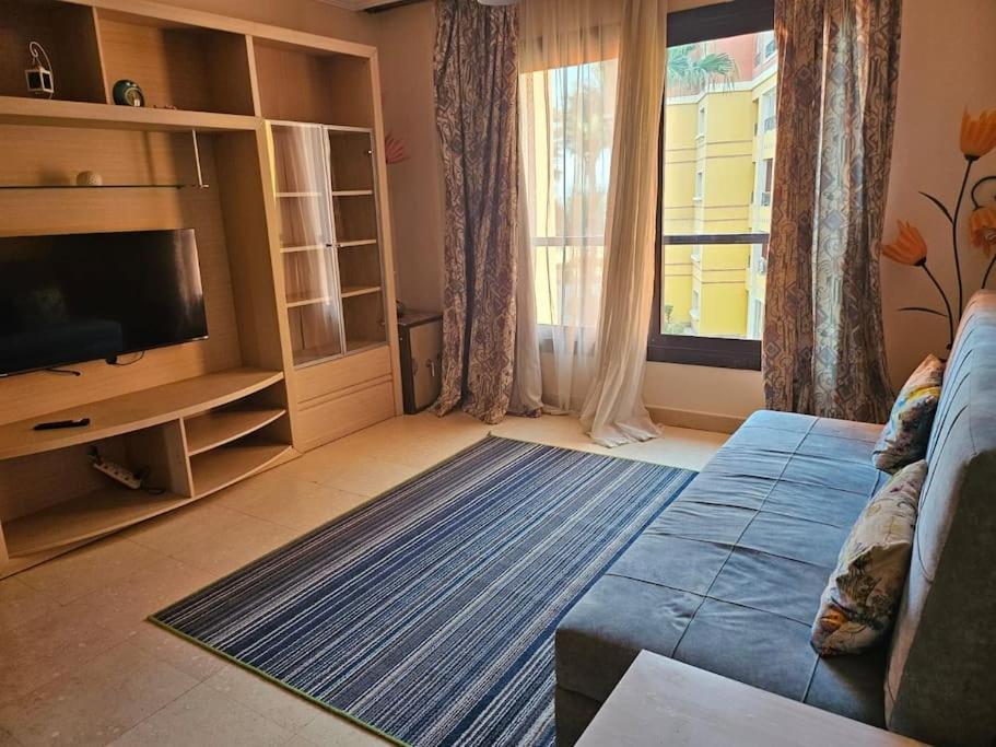 Esplanada flat with free beach, no single men