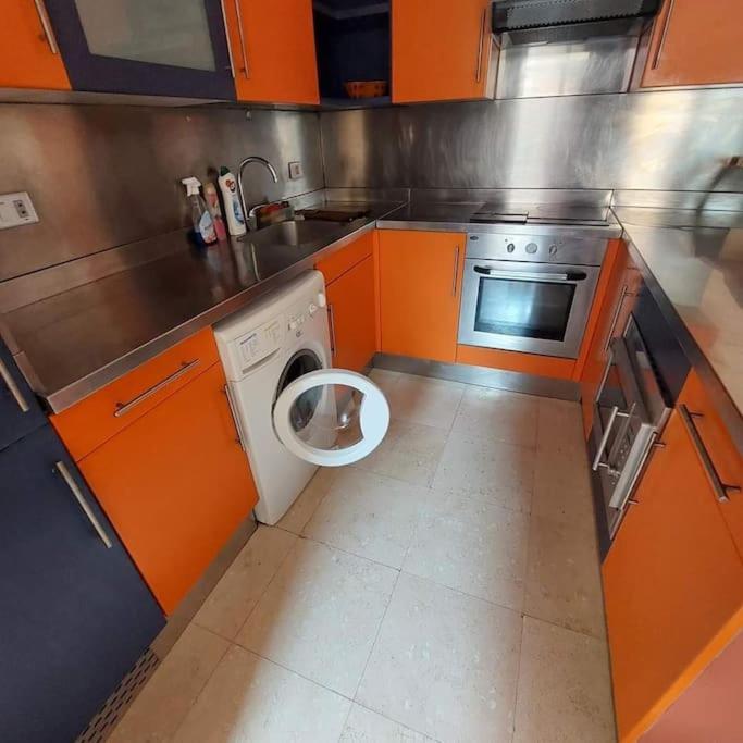 Esplanada flat with free beach, no single men