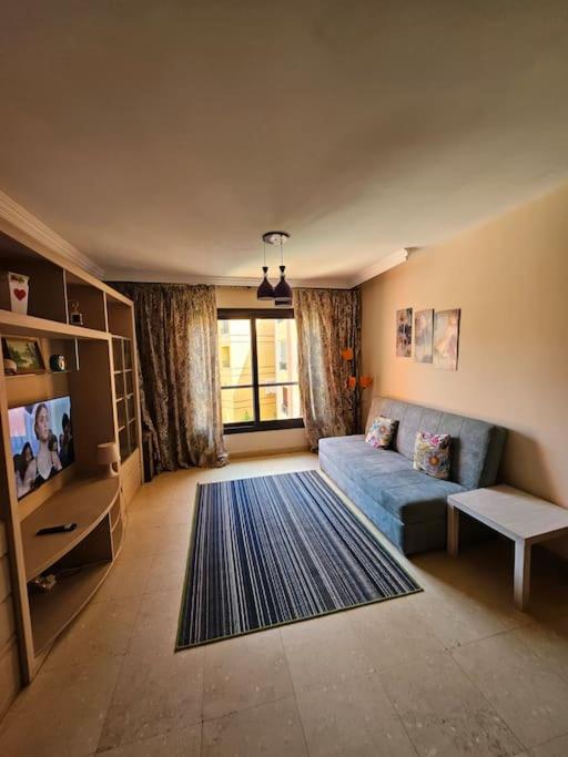 Esplanada flat with free beach, no single men