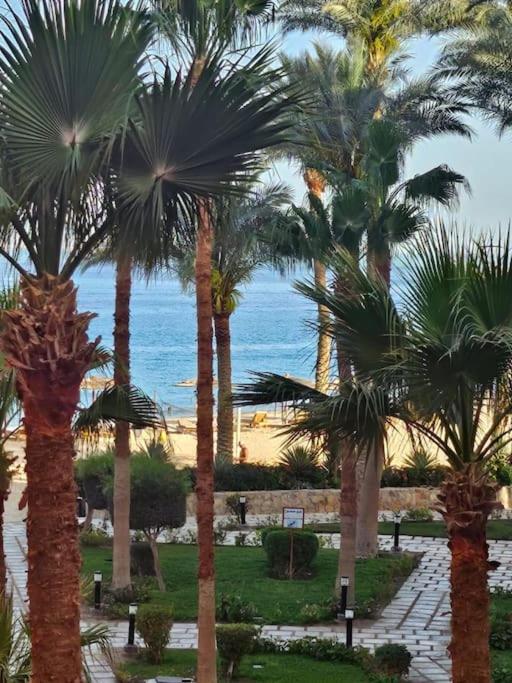 Esplanada flat with free beach, no single men