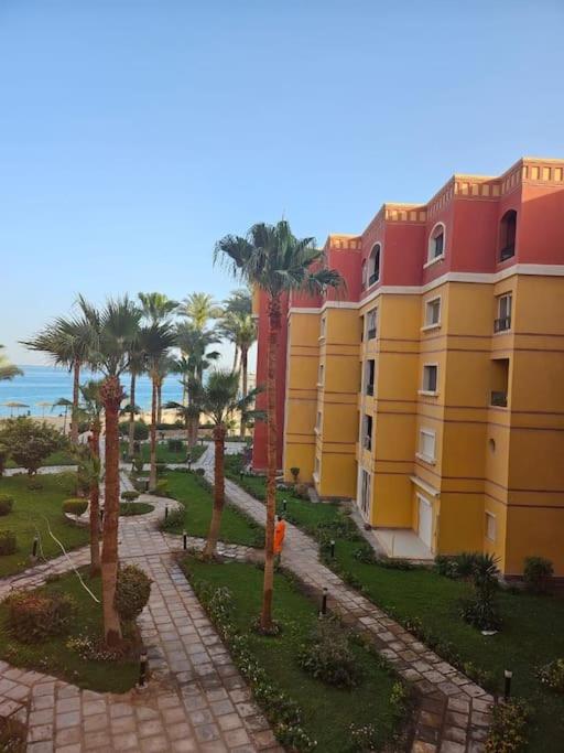 Esplanada flat with free beach, no single men