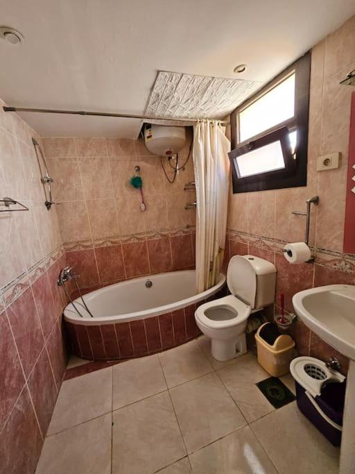 Esplanada flat with free beach, no single men