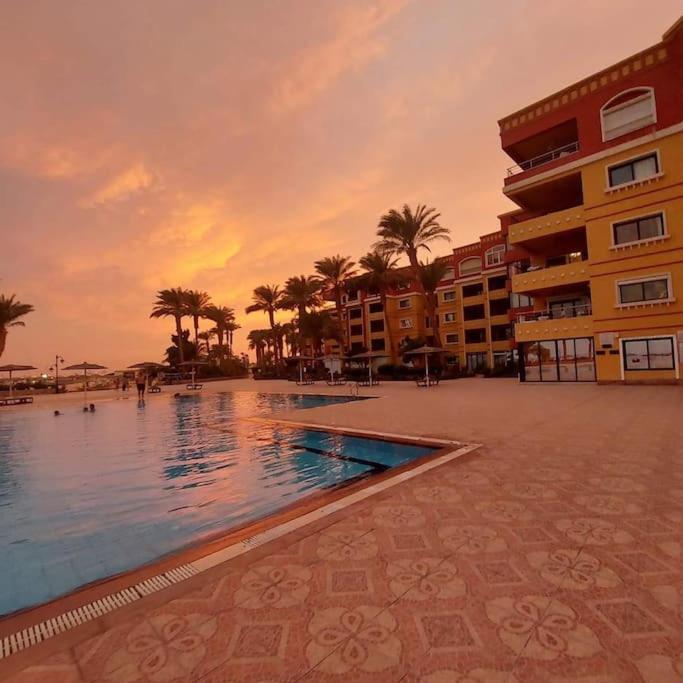 Esplanada flat with free beach, no single men