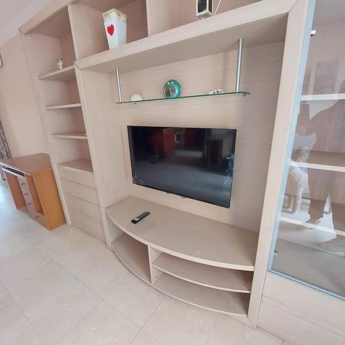 Esplanada flat with free beach, no single men