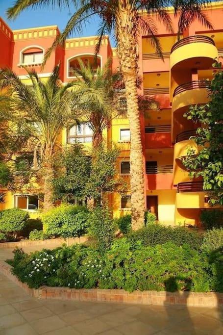 Esplanada flat with free beach, no single men