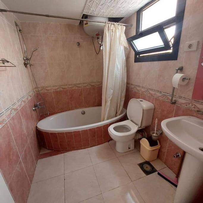 Esplanada flat with free beach, no single men