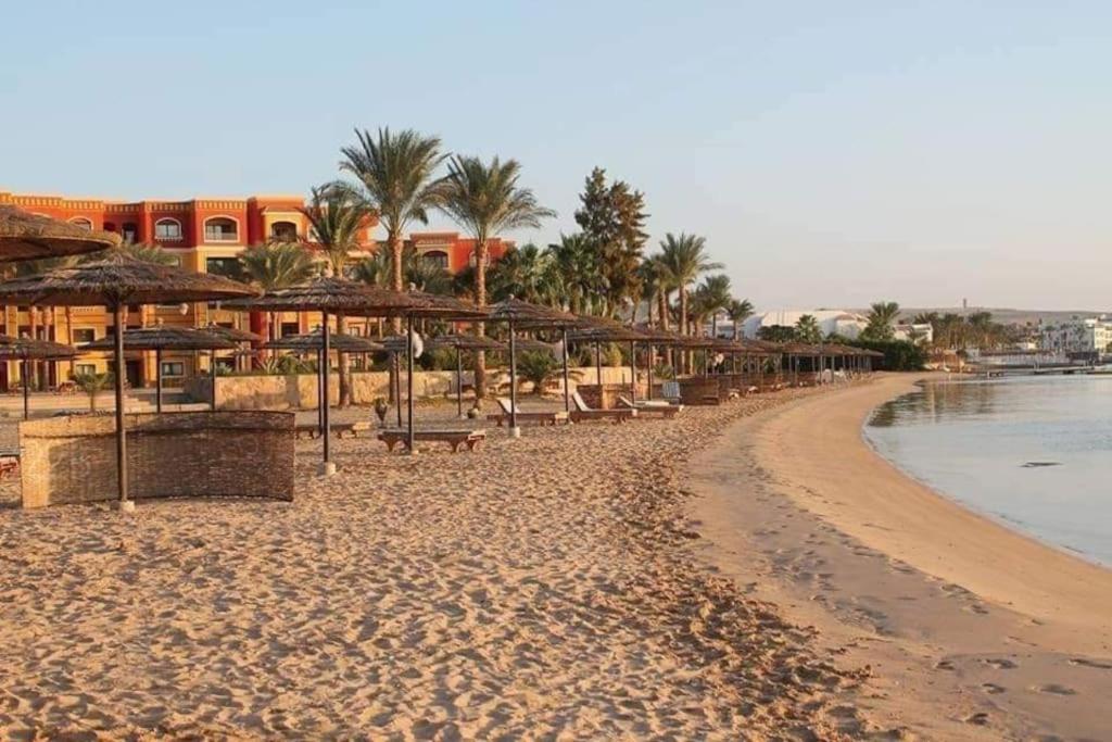 Esplanada flat with free beach, no single men