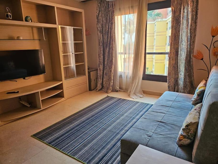 Esplanada flat with free beach, no single men