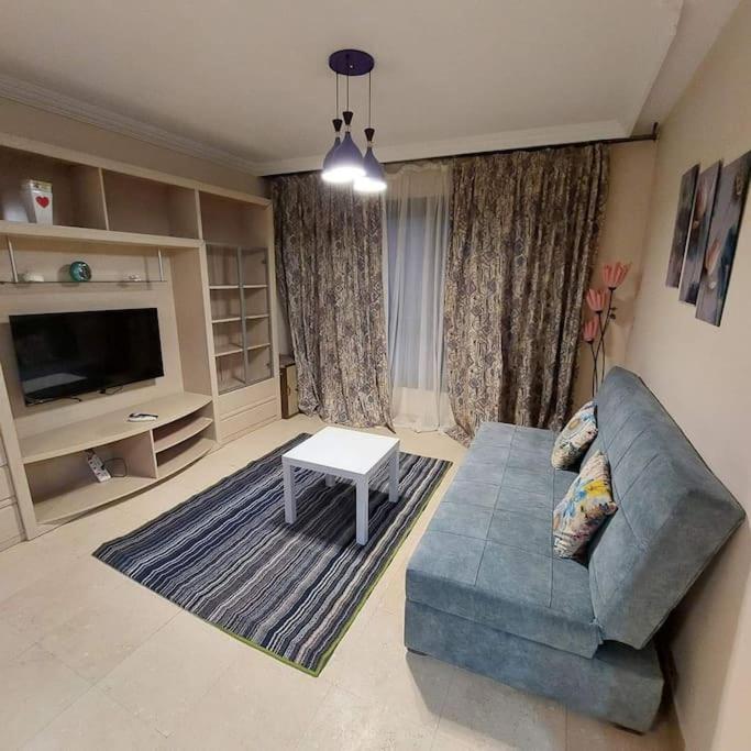 Esplanada flat with free beach, no single men