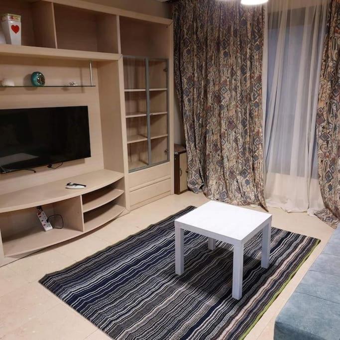 Esplanada flat with free beach, no single men