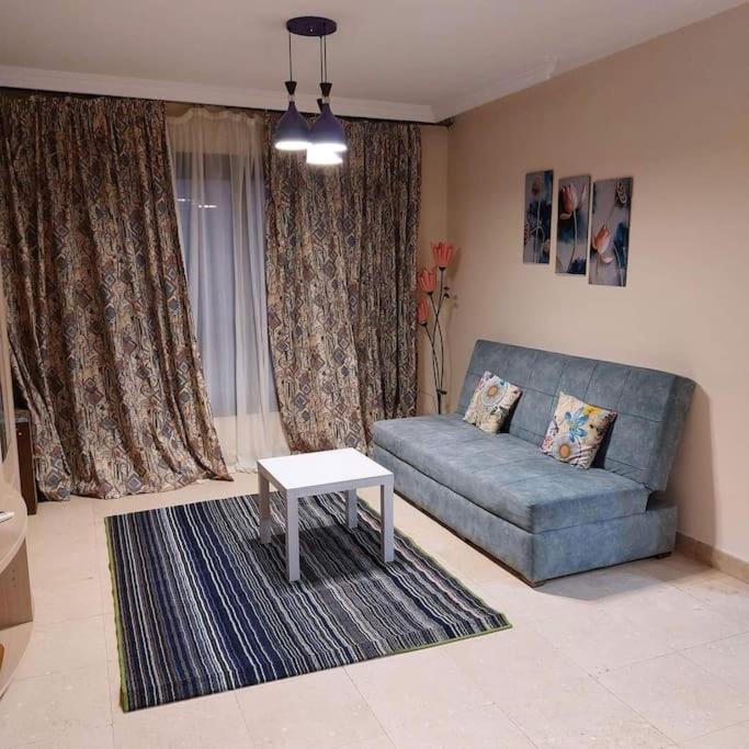 Esplanada flat with free beach, no single men