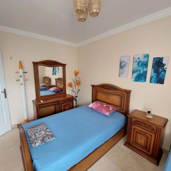 Esplanada flat with free beach, no single men