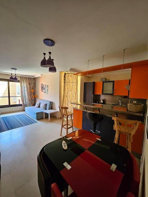 Esplanada flat with free beach, no single men