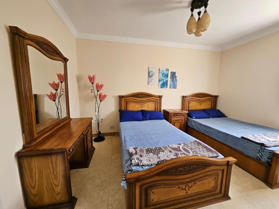 Esplanada flat with free beach, no single men