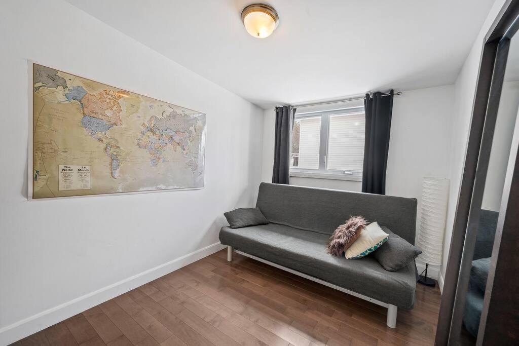 Big comfy house! Free parking, Fast Wi-Fi