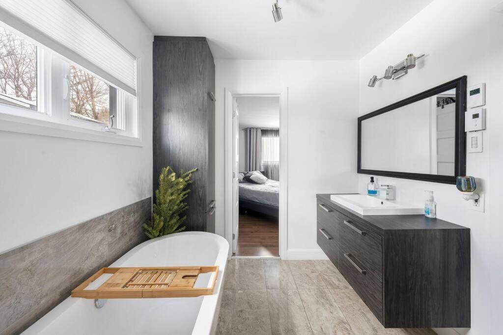 Big comfy house! Free parking, Fast Wi-Fi