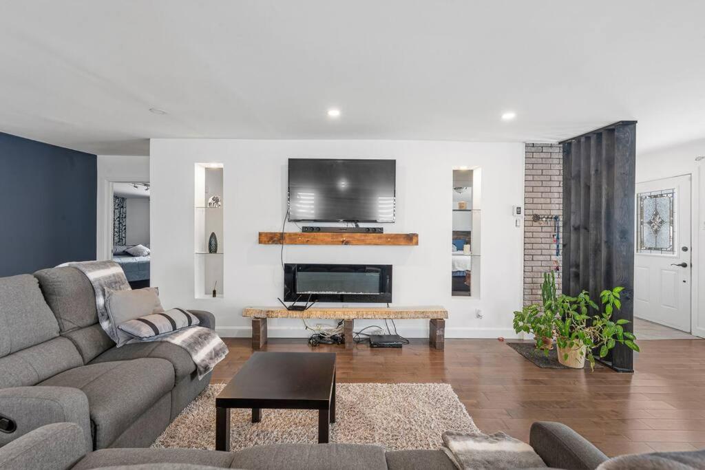 Big comfy house! Free parking, Fast Wi-Fi