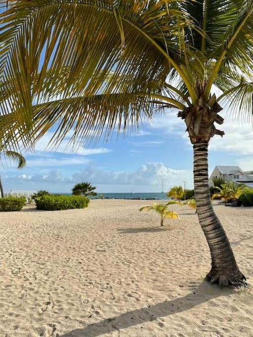 Palm Beach House, Stunning 2 bedrooms beachfront, Nettle Bay Beach Club view 4