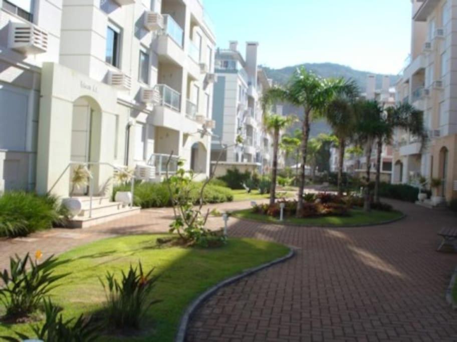 Condomínio Villa Giardino em frente ao mar, rodeado pela natureza