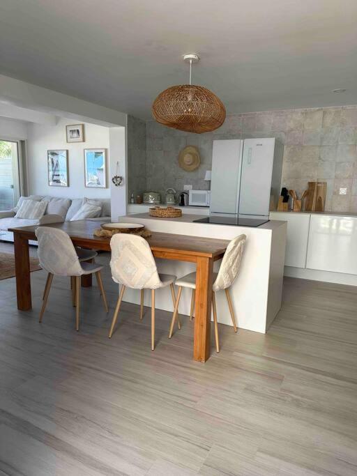 White Sand, Splendid 1 bedroom beachfront, Nettle Bay Beach Club view 2